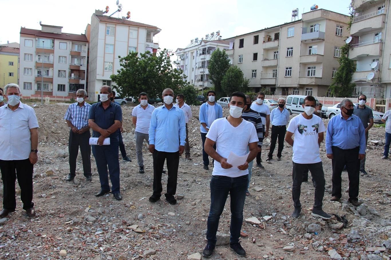 Depremde zarar gören mahalle sakinleri, mağduriyetleri için yetkililere seslendi